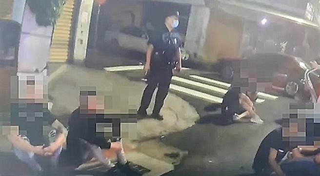 雙方第一波衝突時，警方已於現場壓制。（翻攝畫面）