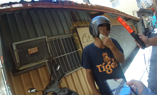 40岁的叶姓男子24日上午骑车外出买早餐，在旗津区中洲一路遭员警拦查，酒测值高达每公升1.16毫克。（高市鼓山分局提供／袁庭尧高雄传真）