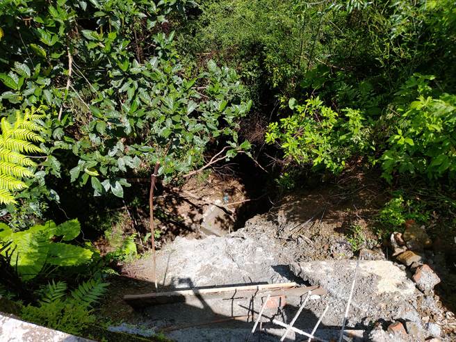 黃男不慎跌落邊坡。（民眾提供）
