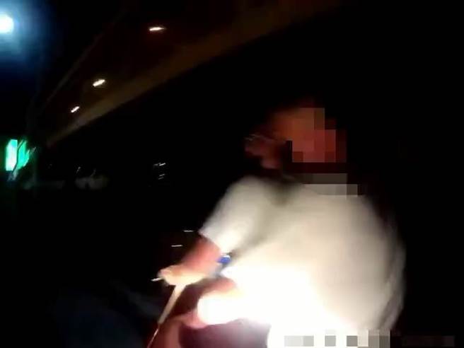 有名物流车司机与其他车发生擦撞，停在路边处理时又遭5人持球棒砸车及痛殴，见警方抵达现场后立刻四散逃逸，所幸警方后进行围捕，顺利将主嫌逮回侦办。图为警方追捕画面。(芦洲警分局提供)