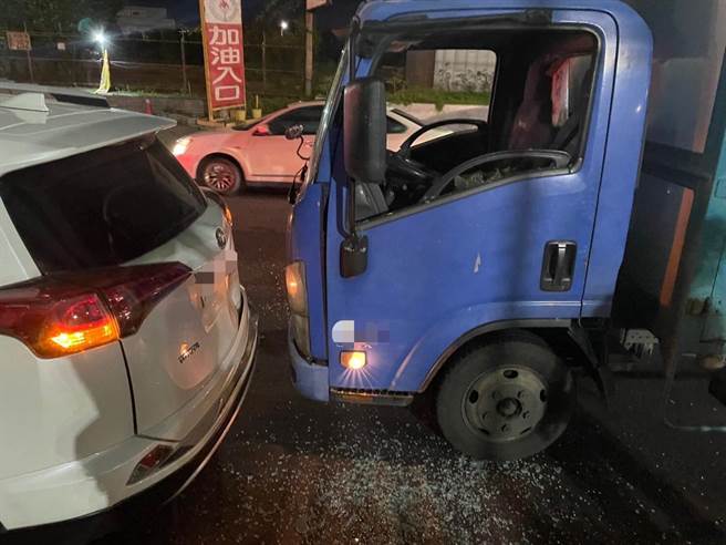 梁男与随车人员在路边等候警方到场处理时，突遭5人持球棒殴打并砸车。(芦洲警分局提供)