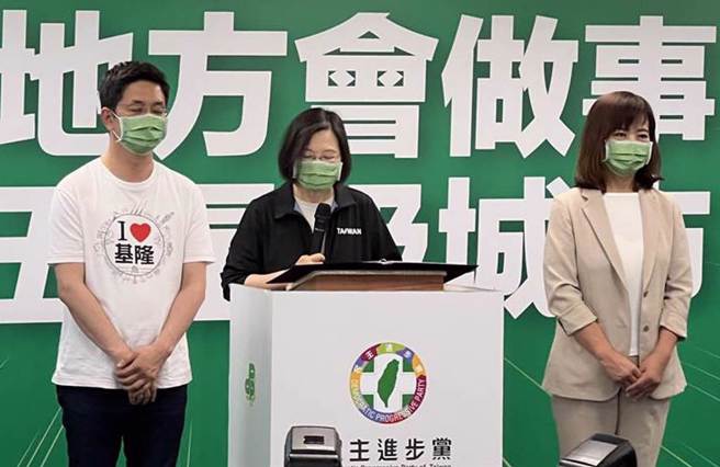 民進黨22日中執會後召開提名記者會，蔡英文總統口誤，直喊新竹市長副市長沈慧虹是「五星旗副市長」。（資料照片）