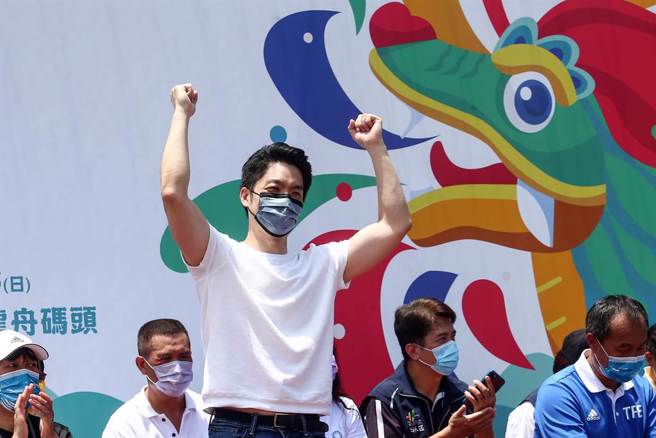 國民黨台北市長參選人、立委蔣萬安26日應邀出席「第17屆鯨神盃」傳統龍舟錦標賽開幕儀式，受到民眾熱情的歡迎。近日因為重陽敬老金議題，蔣萬安會前受訪時表示，台北市長柯文哲刻意將舉債跟敬老金劃上等號，等於是對長輩的情緒勒索，「刻意分化世代，大可不必。」（鄧博仁攝）