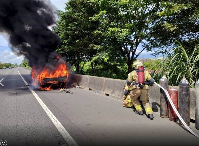 一輛載運乙炔鋼瓶的小貨車，今天上午行經國道1號南下290.4公里處，突然起火。（讀者提供／張毓翎台南傳真）