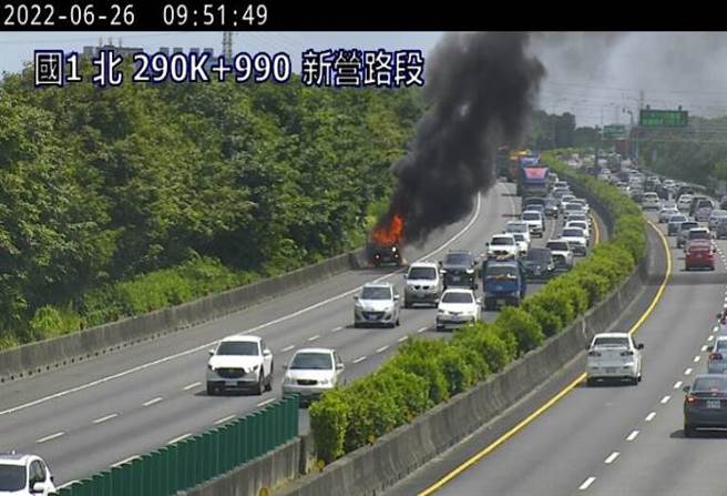 一輛載運乙炔鋼瓶的小貨車，今天上午行經國道1號南下290.4公里處，突然起火。（讀者提供／張毓翎台南傳真）