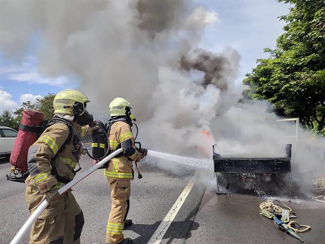 消防人員到場灌救，很快就撲滅火勢。（讀者提供／張毓翎台南傳真）