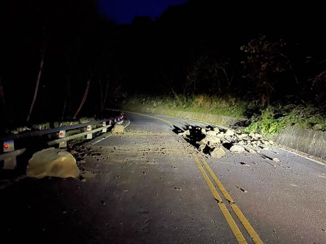 花蓮縣光復鄉近日地震頻繁，連接豐濱鄉的台11甲線光豐公路邊坡有不少大小落石掉落，最大長達60公分，道路一度受阻，幸未砸中人車，公路單位雖已將落石清除，但不敢掉以輕心，將持續巡查沿線邊坡，並呼籲用路人行經山區路段須小心通行。（鳳林警分局提供／羅亦晽花蓮傳真）