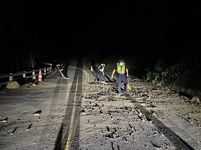 花蓮縣光復鄉近日地震頻繁，連接豐濱鄉的台11甲線光豐公路邊坡有不少大小落石掉落，道路一度受阻，幸未砸中人車，公路單位雖已將落石清除，但不敢掉以輕心，將持續巡查沿線邊坡，並呼籲用路人行經山區路段須小心通行。（鳳林警分局提供／羅亦晽花蓮傳真）