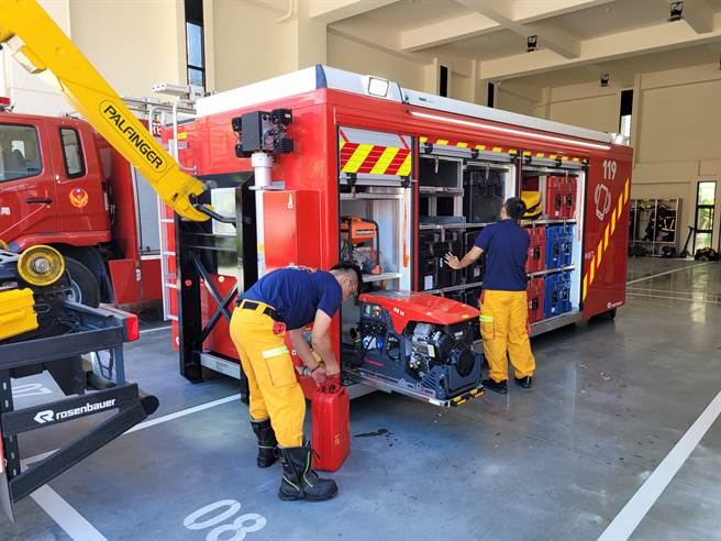 花蓮縣消防局特種搜救大隊因應地震頻繁，已加強整備作業，點檢各項震災救援器材，且人員皆完成個人裝備整備，隨時應變災害發生。（花蓮縣消防局提供／羅亦晽花蓮傳真）