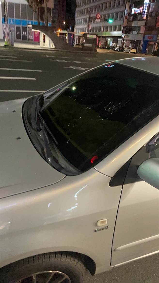基隆25日深夜发生恶少砸车事件，民眾爱车的前挡风玻璃遭砸损。（基隆市警局提供／张志康基隆传真）