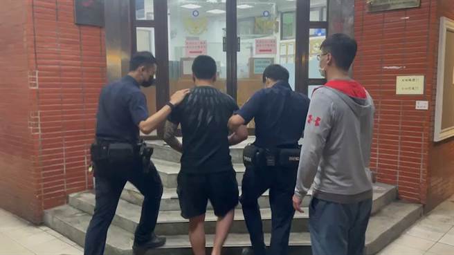 基隆市警方将主嫌朱男及侯姓少年带回侦讯。（基隆市警局提供／张志康基隆传真）