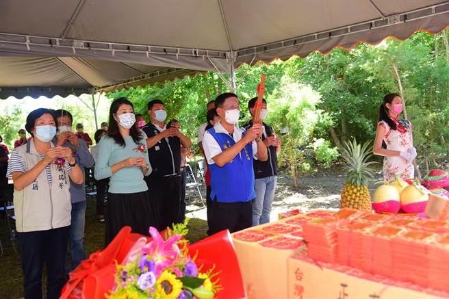 「鹿谷都市计画12号道路危险瓶颈路段改善工程」26日盛大举办开工祈福典礼，典礼由南投县长林明溱带领与会贵宾开香祈福，并进行动土仪式，过程热闹隆重。（南投县政府提供／冯惠宜南投传真）