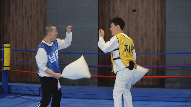 《Running Man》玩枕头大战让池锡辰与HAHA吃不消。 (中天综合台提供)