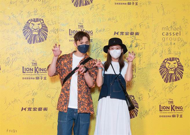 鬼鬼（右）今与阿本朝圣《狮子王》音乐剧。（宽宏艺术提供）
