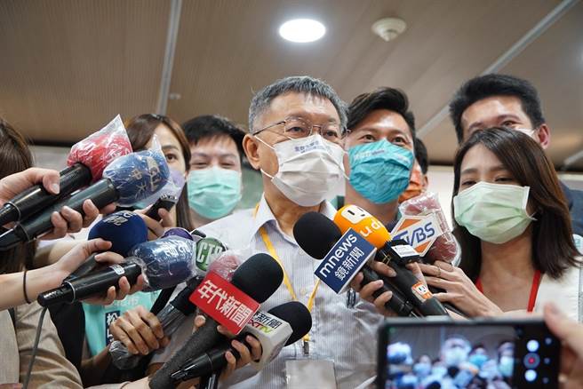 外传民进党拟推派卫福部长陈时中参选台北市长，对此，台北市长柯文哲今（26日）表示，「阵前易将、兵家大忌！」（民眾党提供）