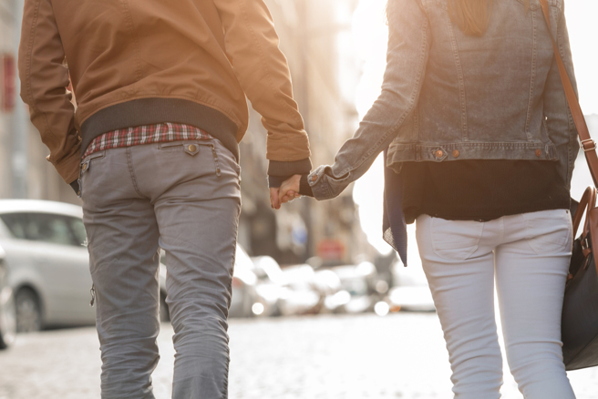 一名已婚男子与女同事出轨，经常趁着午休与下午茶时间幽会。（示意图／Shutterstock）