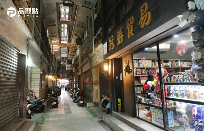建造于1936年的「高雄银座」商店街，是高雄第一座百货商场，以拱廊衔接顶楼与廊道极具特色（高市新闻局提供）
