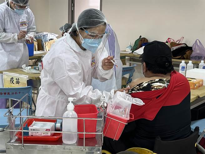 桃园26日新增3791例本土确诊个案，疫情稳定下降，27日提供莫德纳、高端疫苗接种。（陈梦茹摄）