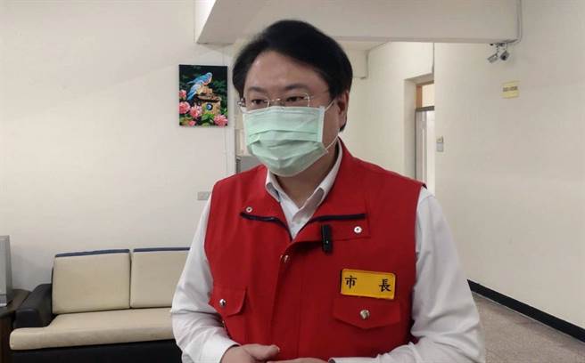基隆市長林右昌表示，基隆新冠專責病房空床率再回升至5成以上，顯示疫情持續趨緩。（張志康攝）
