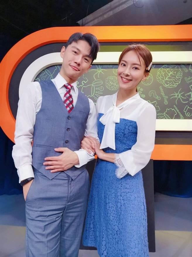 王伯源（左）、陈玮薇曾以《生活里的科学》夺下电视金钟儿少节目及儿少节目主持人奖。（白甫草传播提供）