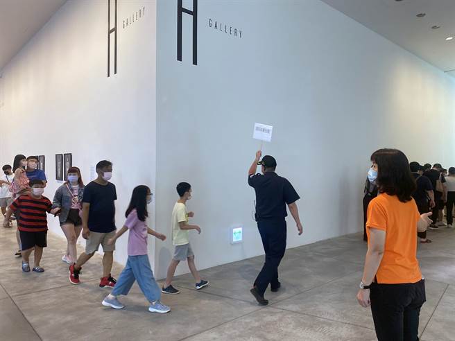 台南市美術館2館《亞洲的地獄與幽魂》特展開展第2天，館方安排工作人員進行動線引導。（南美館提供／洪榮志台南傳真）