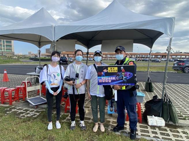 防制車禍大園警上街宣導。(警方提供／呂筱蟬桃園傳真)