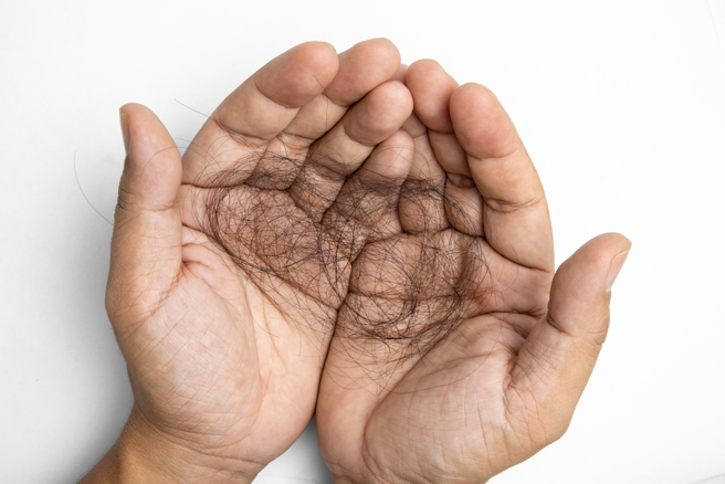 女網友發現男友的屁股卡著一根10公分的黑色頭髮。（示意圖／Shutterstock）