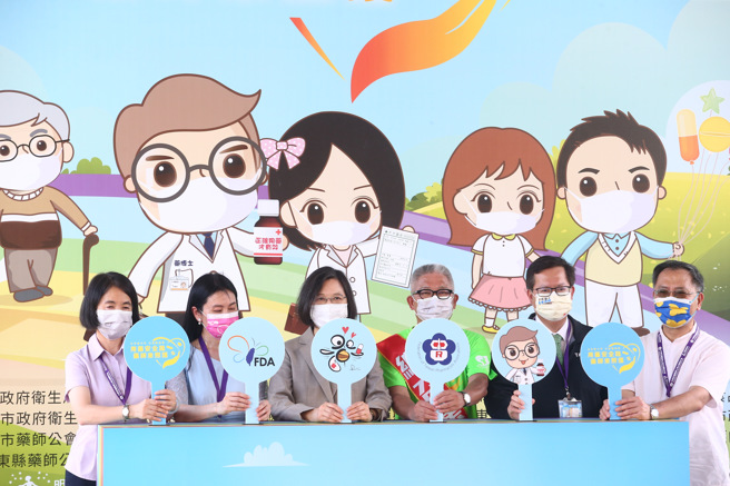 蔡英文总统（左3）、桃园市长郑文灿（右2）及食药署长吴秀梅（左2）26日等人一同出席「中华民国药师公会全国联合会『用药安全路，药师来照护』园游会开幕典礼」。（邓博仁摄）