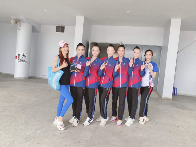 泰国当地侨胞刘䕒谦（左一）带小女儿特地去看中华队在韵律体操亚锦赛的精彩表现，看到选手们勇夺团体铜牌非常感动，特别赞助加菜金给中华队队员。（教练徐紫绮提供）