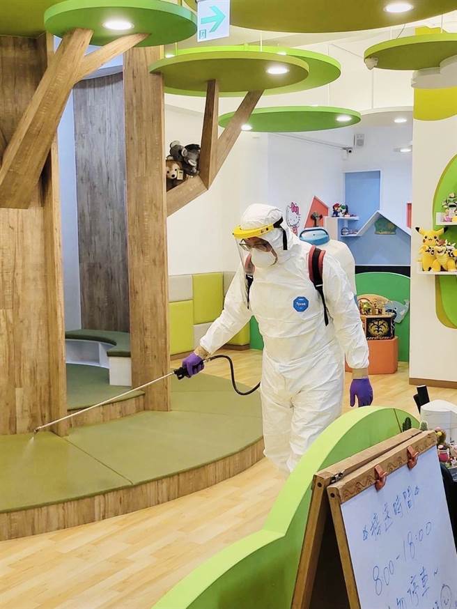 台中市社會局針對因有確診案例而停托的托嬰中心，鼓勵落實即時環境清潔消毒作業，並委託合格廠商清消，每次最高補助3000元清消費，補助以4次為限。（社會局提供／謝瓊雲台中傳真）