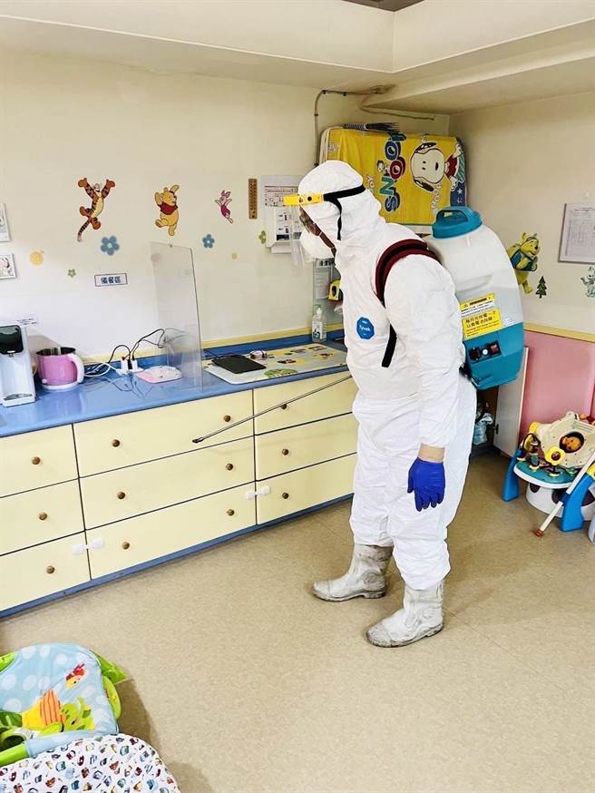 台中市社會局針對因有確診案例而停托的托嬰中心，鼓勵落實即時環境清潔消毒作業，並委託合格廠商清消，每次最高補助3000元清消費，補助以4次為限。（社會局提供／謝瓊雲台中傳真）