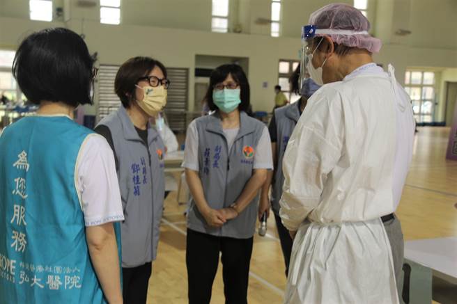 苗栗縣副縣長鄧桂菊今天到場關心施打情況。（苗栗縣府提供／李京昇苗栗傳真）