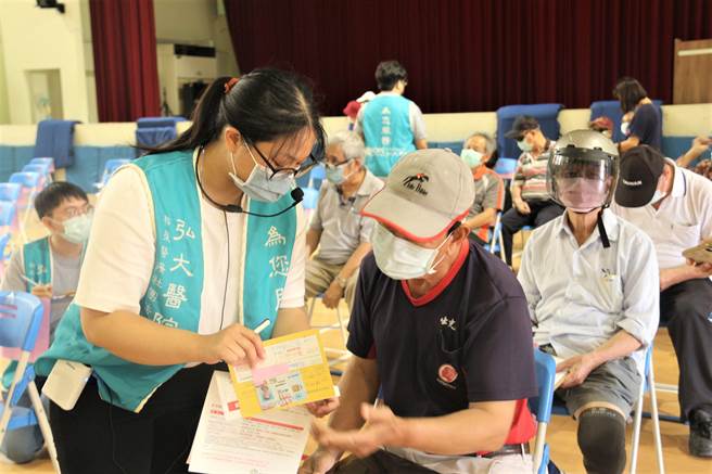 志工人員協助長輩核對資料。（苗栗縣府提供／李京昇苗栗傳真）