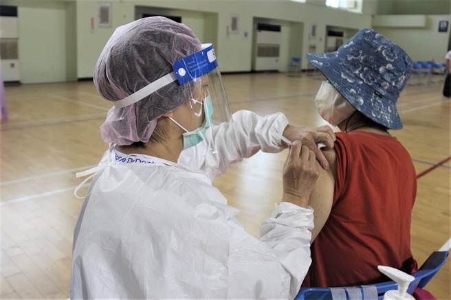 苗栗縣府假日持續加開65歲以上長輩莫德納疫苗大型接種站，今天26日在文華國小活動中心施打。（苗栗縣府提供／李京昇苗栗傳真）