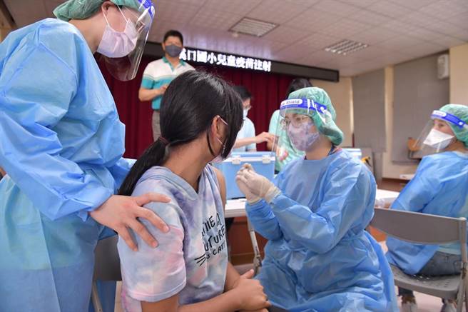 花莲5至11岁儿童明起至7月5日止将接种第2剂莫德纳或BNT疫苗，届时将由医护人员到校替学童施打疫苗。（门诺医院提供／罗亦晽花莲传真）