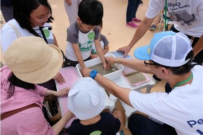 新竹市立動物園今年暑期為國小學童推出一系列夏令營活動，包括有親手製作河馬便便再生紙等課程。（新竹市政府提供／陳育賢新竹傳真）