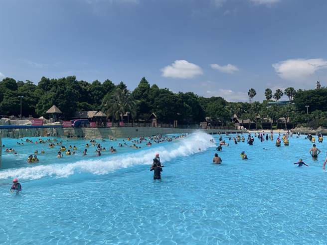 丽宝乐园马拉湾水上世界人潮最多，当人造海浪冲近时，游客一片惊呼尖叫，这是疫情以来，久违的盛况。(丽宝乐园提供)