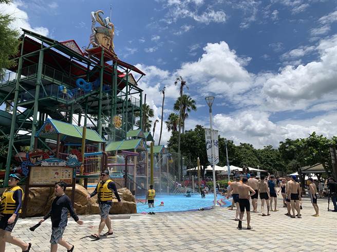 后里丽宝水陆乐园又有优惠价，今天涌入近5000人潮到游乐园戏水消暑。(丽宝乐园提供)