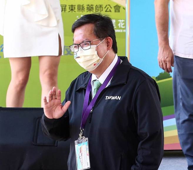 桃園市長鄭文燦（圖）近日常陪同蔡英文總統出席活動，26日再度聯袂出席「用藥安全路，藥師來照護園遊會」活動，外傳鄭文燦將接任閣揆，對此，鄭文燦表示「這是傳聞」。（鄧博仁攝）
