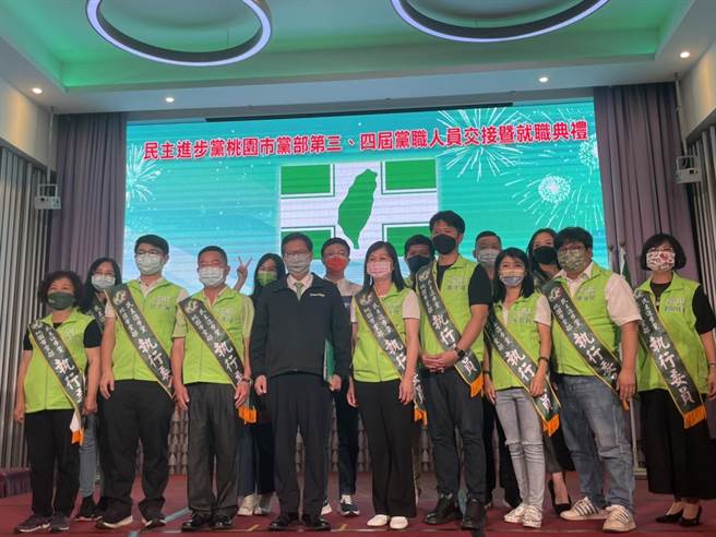 桃园市长郑文灿出席桃市民进党员大会力推林智坚，驳接任总统府秘书长。(吕筱蝉摄)