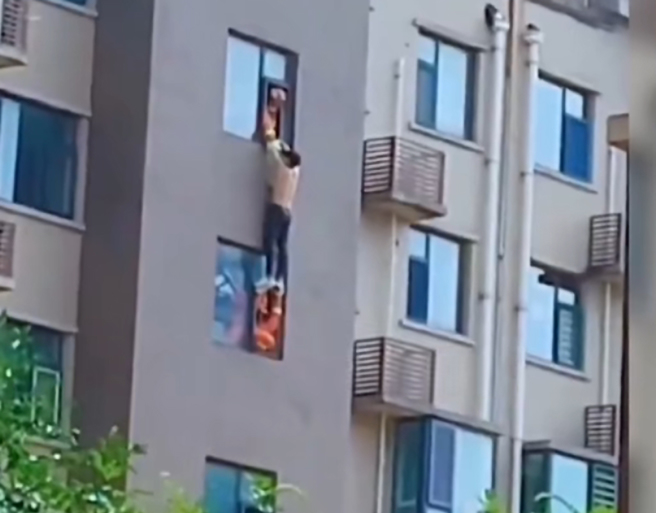 山东一名男子下楼梯跑太快，竟失控衝出6楼窗户。（图／翻摄自微博）