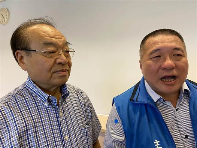 前台中县议长林敏霖（左）2年前接下国民党台中市党部主委一职，距离年底选战剩不到半年，他低调证实这次辞定了，接任人选将由前主委顏文正（右）回锅担任选战操盘手。（本报资料照）