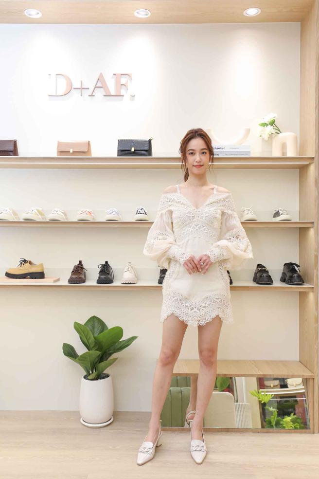 陳庭妮現身D+AF信義門市， 一身夢幻米白連身裙搭配品牌仲夏鞋款，秀出美腿。（D+AF提供）