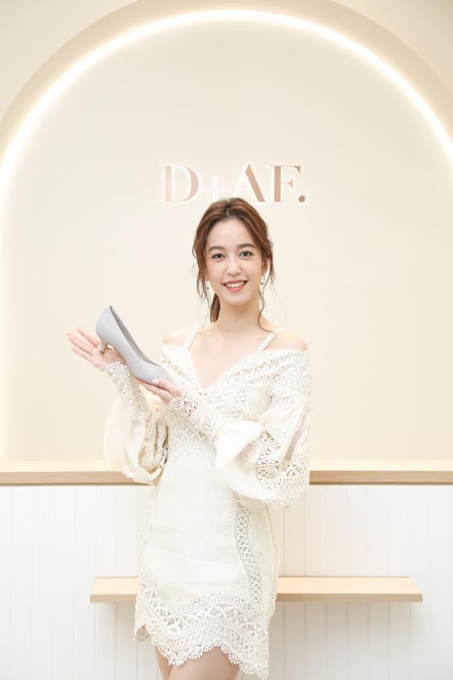 陳庭妮現身D+AF信義門市， 一身夢幻米白連身裙搭配品牌仲夏鞋款，秀出美腿。（D+AF提供）