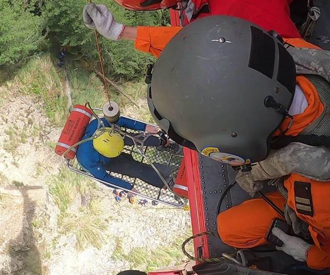 南投縣仁愛鄉畢祿山林道26日上午傳出女山友不慎滑落山谷意外，南投縣消防局申請空中勤務總隊前往救援。（空勤總隊提供／馮惠宜南投傳真）
