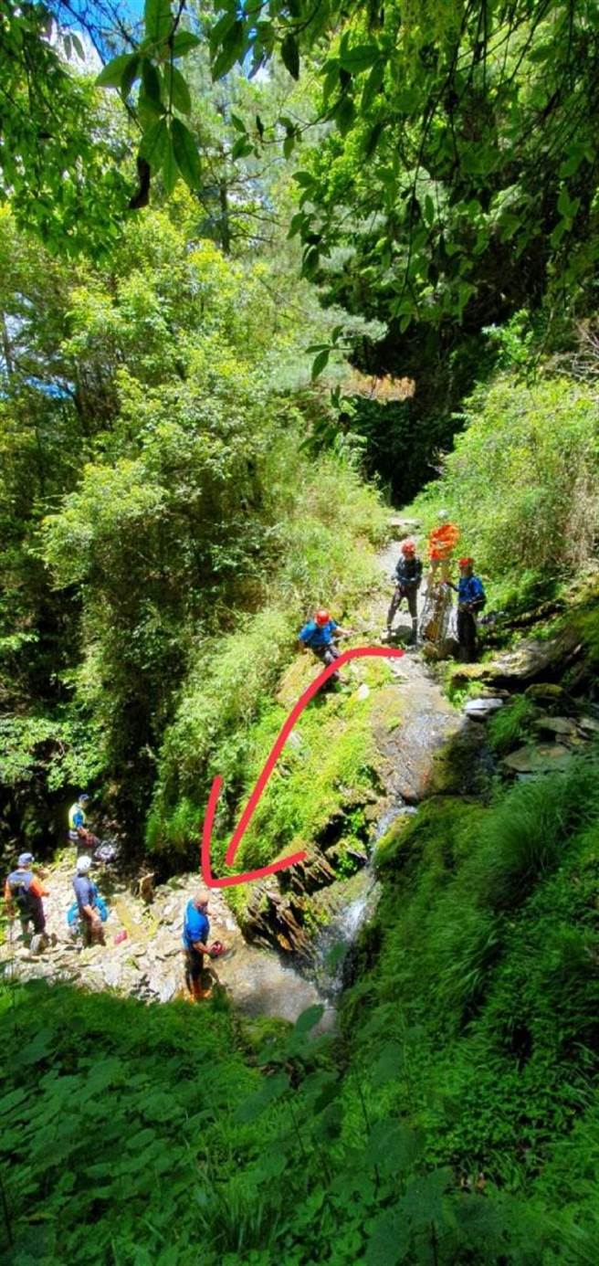 南投縣仁愛鄉畢祿山林道26日上午傳出女山友不慎滑落山谷意外，仁愛消防分隊動員搜救人員前往救援。（南投縣消防局提供／馮惠宜南投傳真）
