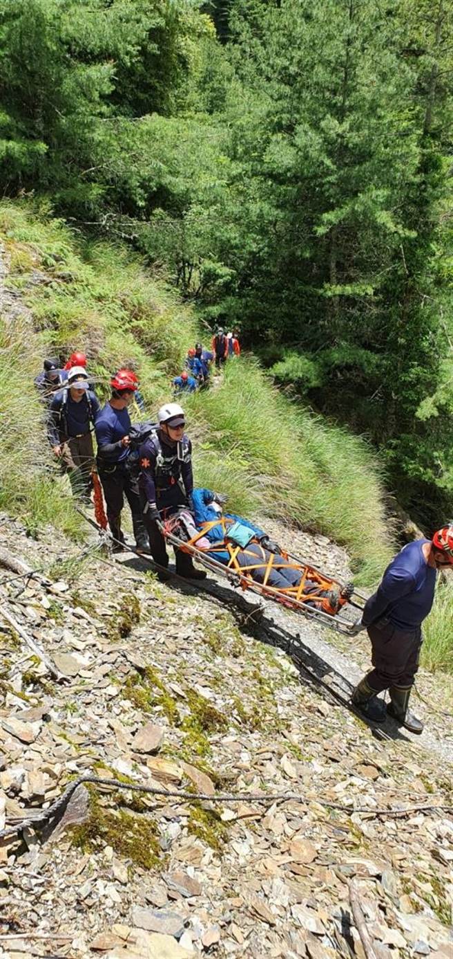 南投縣仁愛鄉畢祿山林道26日上午傳出女山友不慎滑落山谷意外，仁愛消防分隊動員搜救人員前往救援。（南投縣消防局提供／馮惠宜南投傳真）