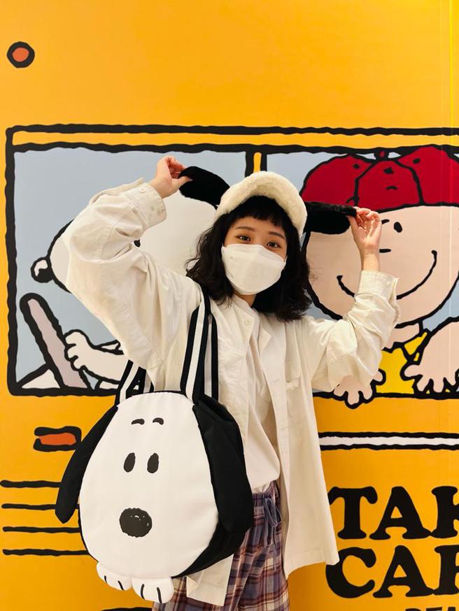 新光三越台南新天地「PEANUTS花生漫画关爱巡迴展」大扭蛋校车造型扭蛋机。（新光三越提供）