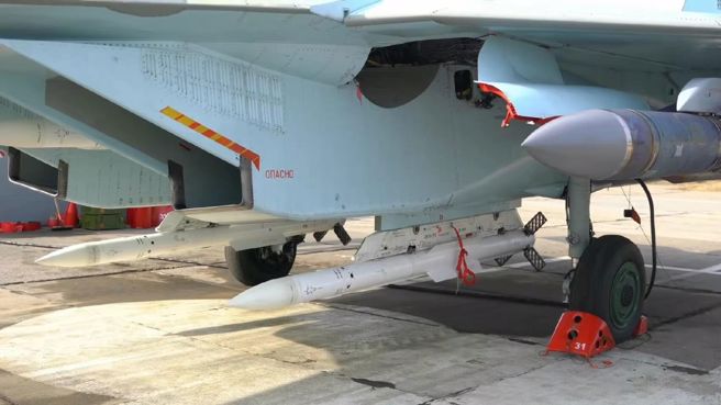 安裝在Su-35機腹的R-77飛彈。(圖/俄羅斯空天軍)