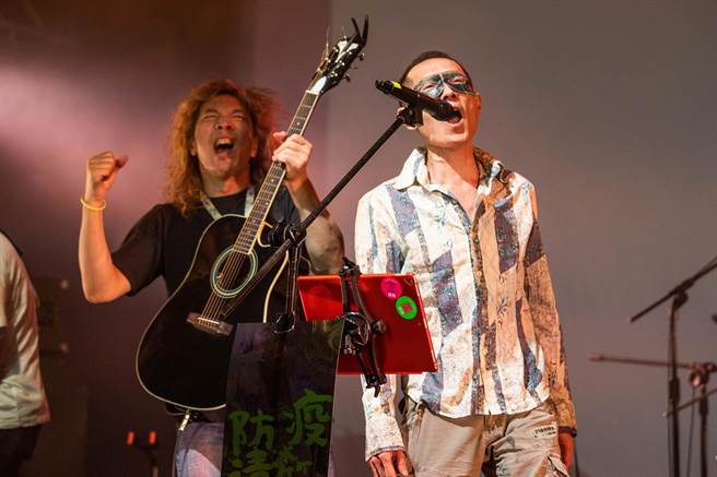 朱头皮（左）邀好友赵一豪同台合唱。（三川娱乐提供）